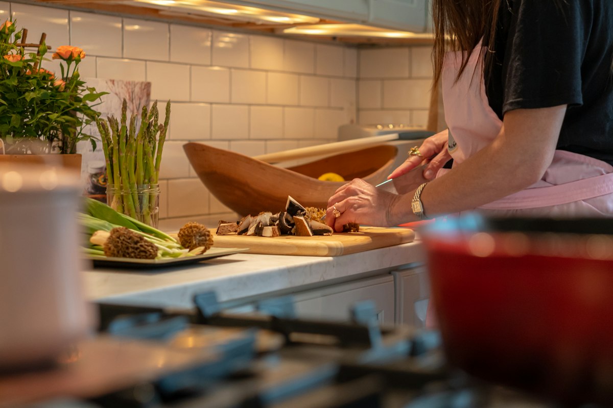 Traditionelle Küche neu interpretiert - Familie beim Kochen